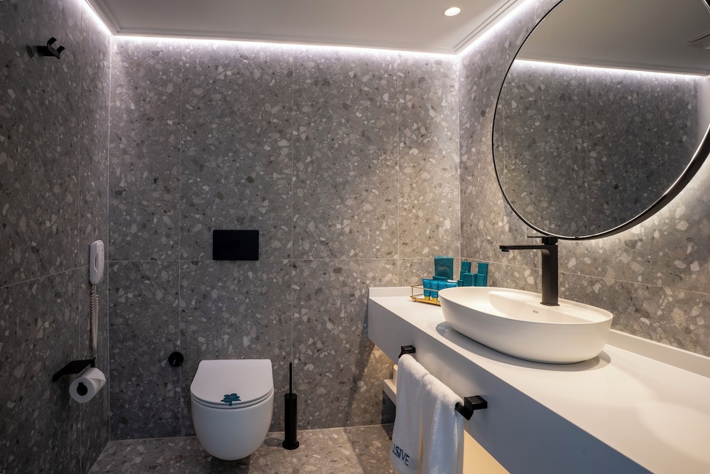 Qlusive Hotel 50/50