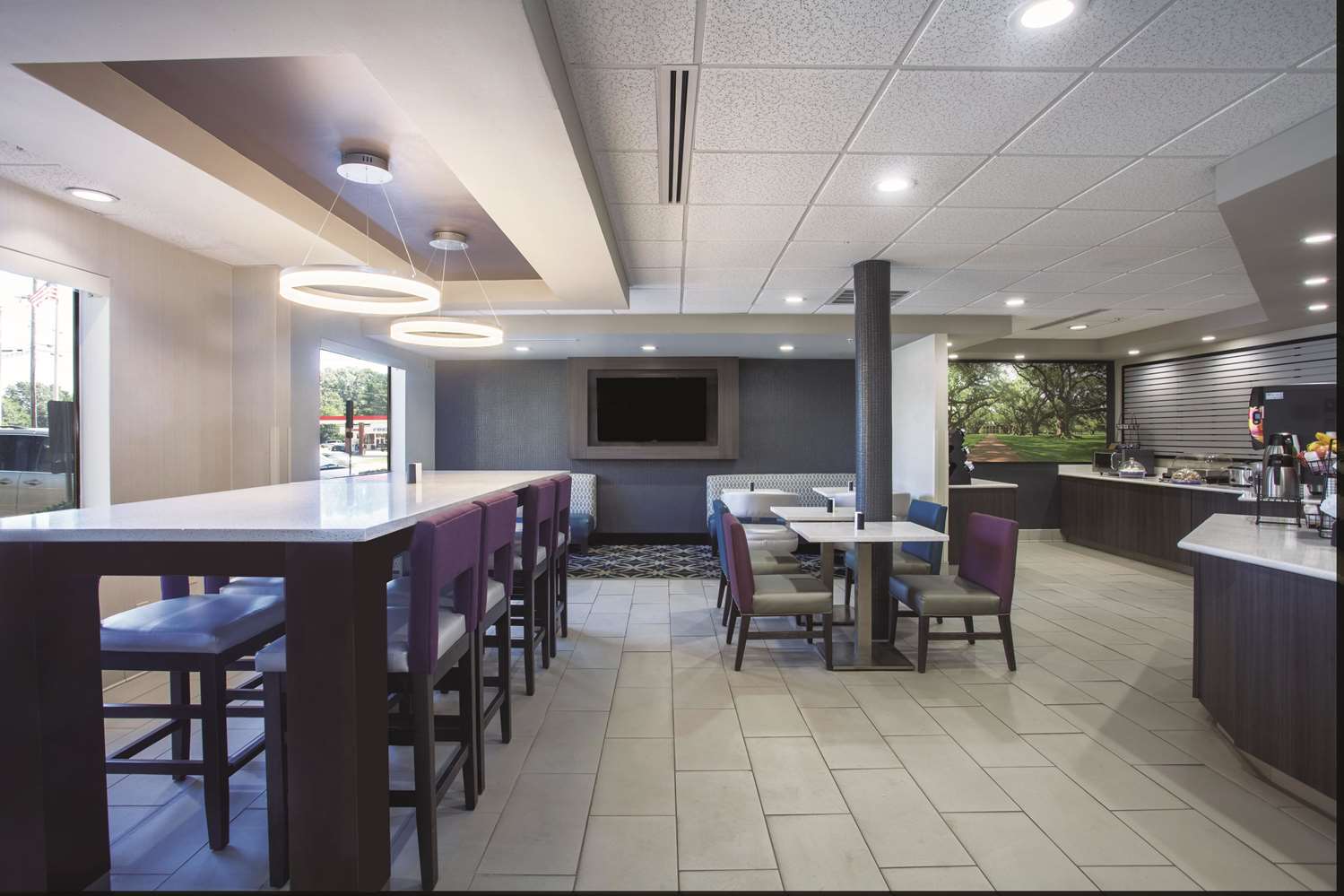 La Quinta Inn & Suites by Wyndham Jackson Airport 13/17