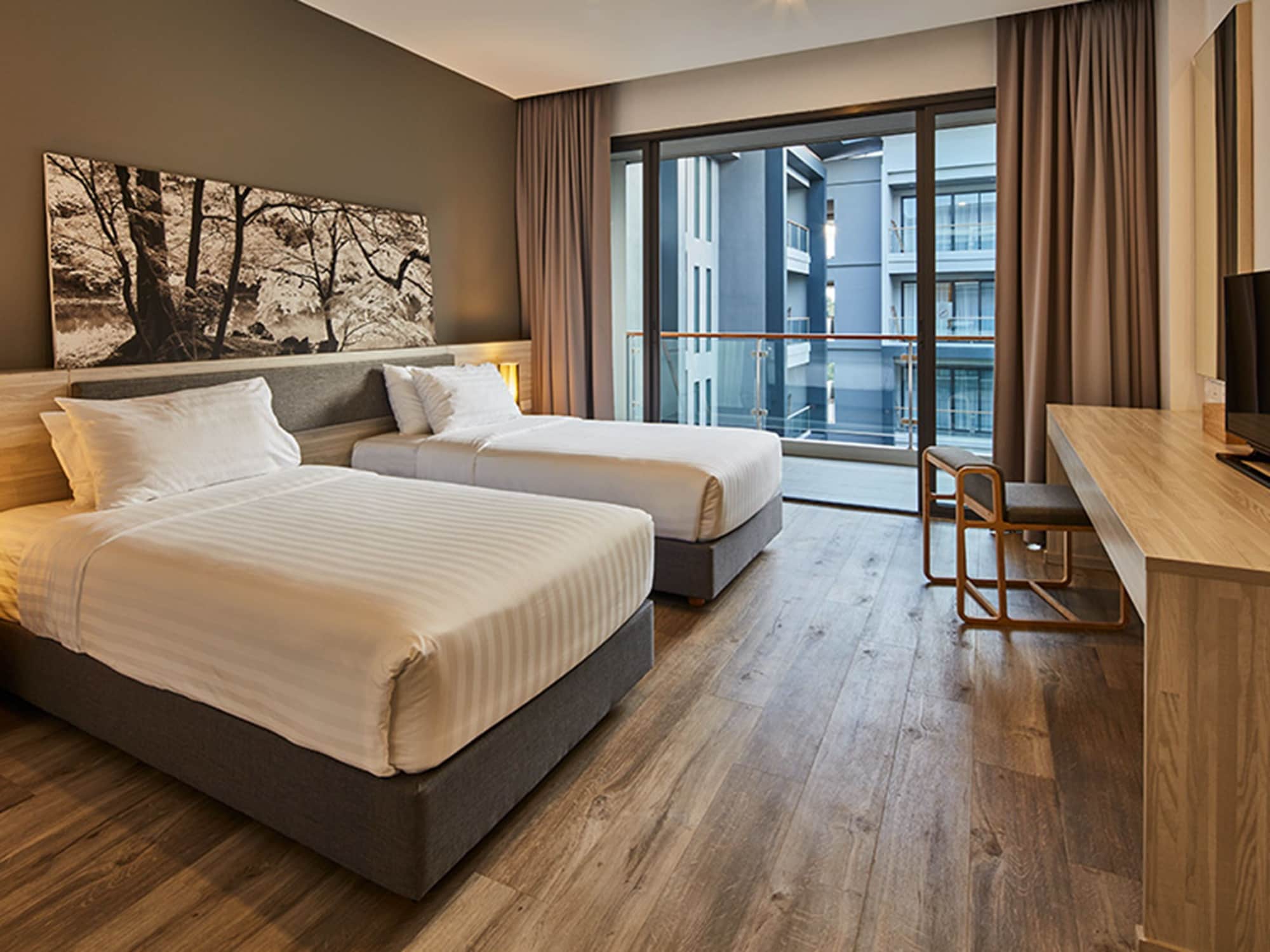 BUSINESS, DOUBLE OR TWIN BED