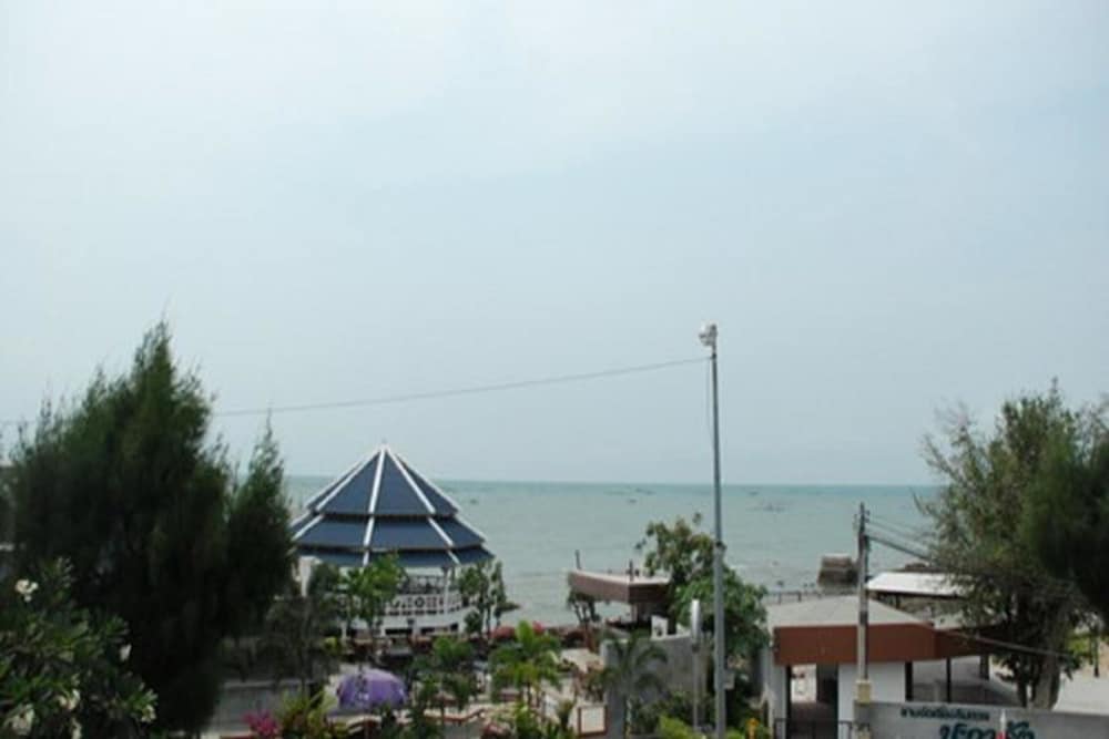 Bangsaen Villa Hotel 6/48