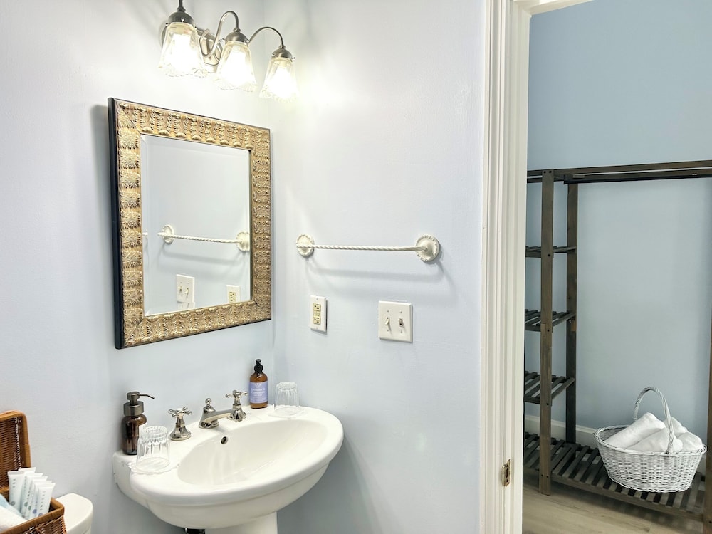 50 Lincoln Short North Bed and Breakfast 69/71