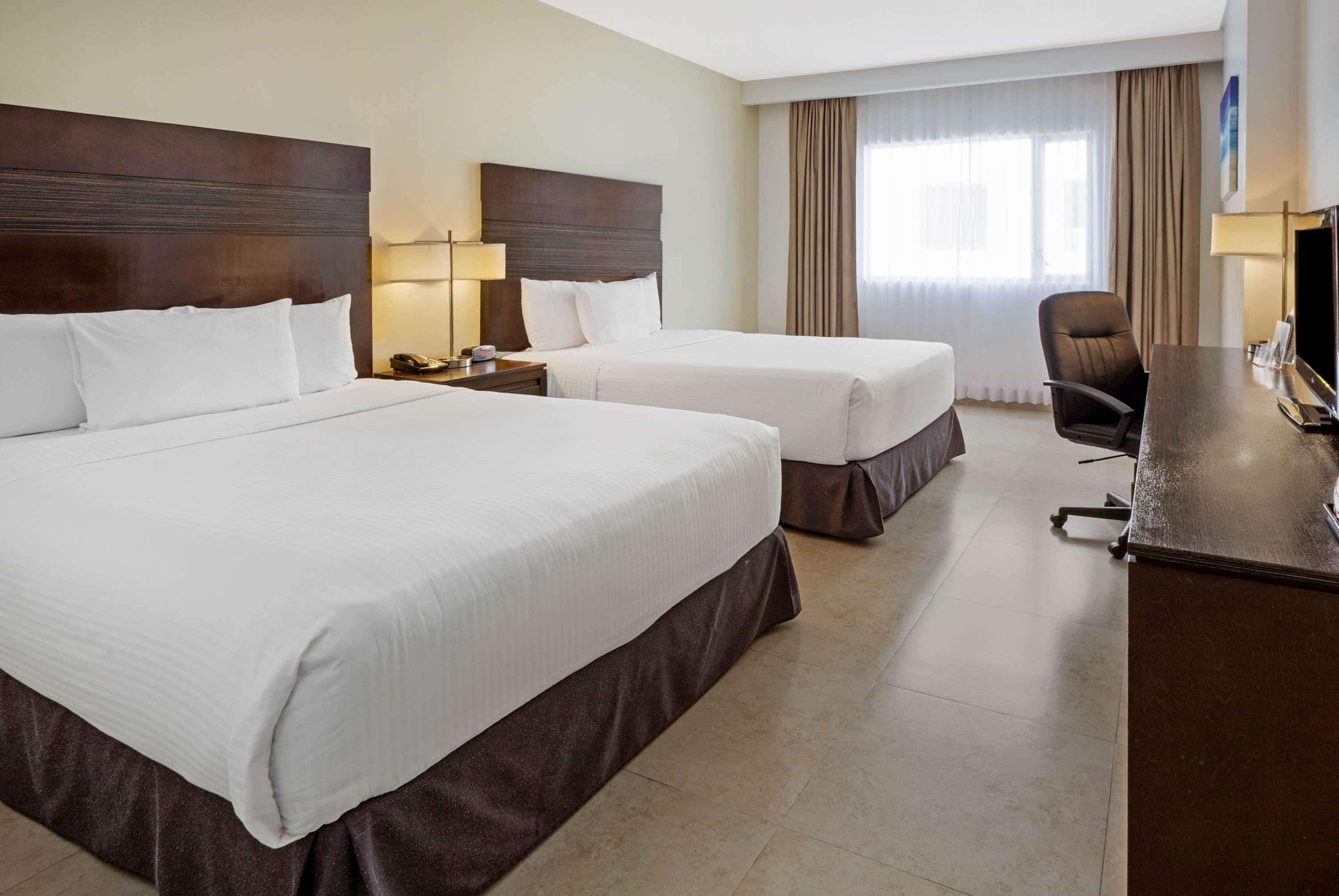 Deluxe, 2 Queen Beds, Pool Side