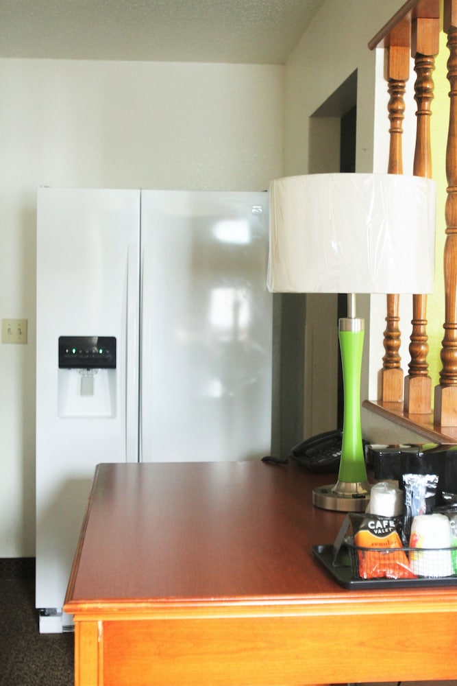 Super 8 by Wyndham South Boston VA 27/31