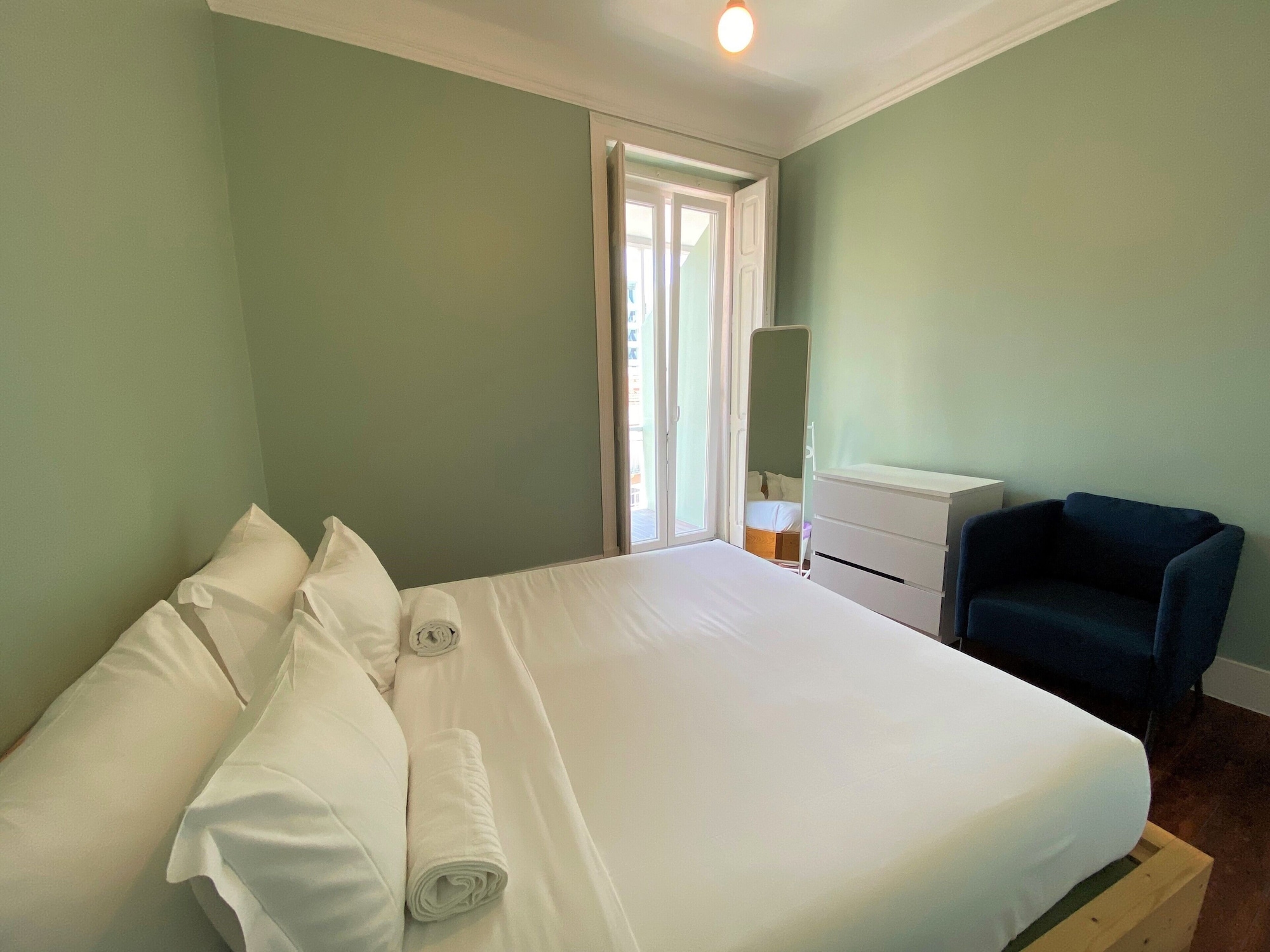 ROOM, KING BED, SHARED BATHROOM