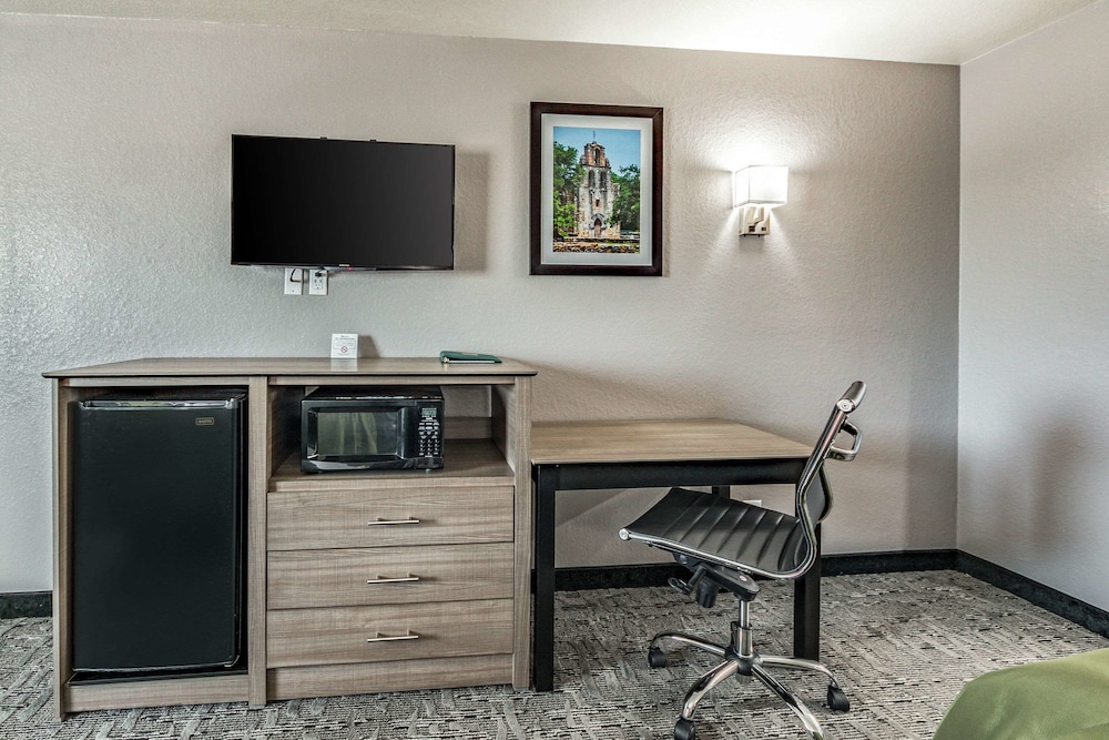 Quality Inn I-10 East near Frost Bank Center 35/42