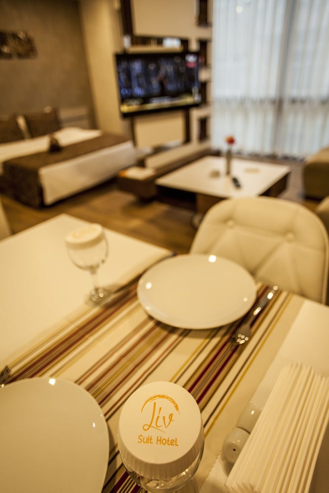 LIV SUIT HOTEL 52/58