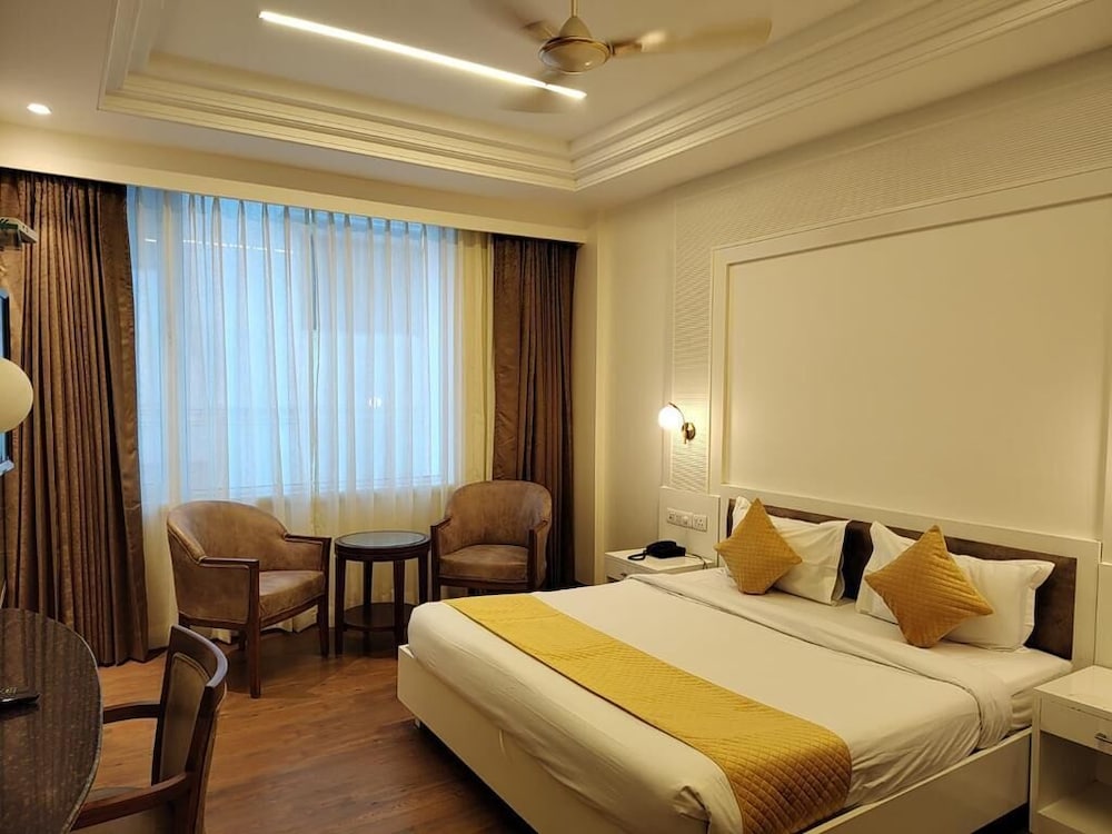 DELUXE, DOUBLE OR TWIN BED, CITY VIEW