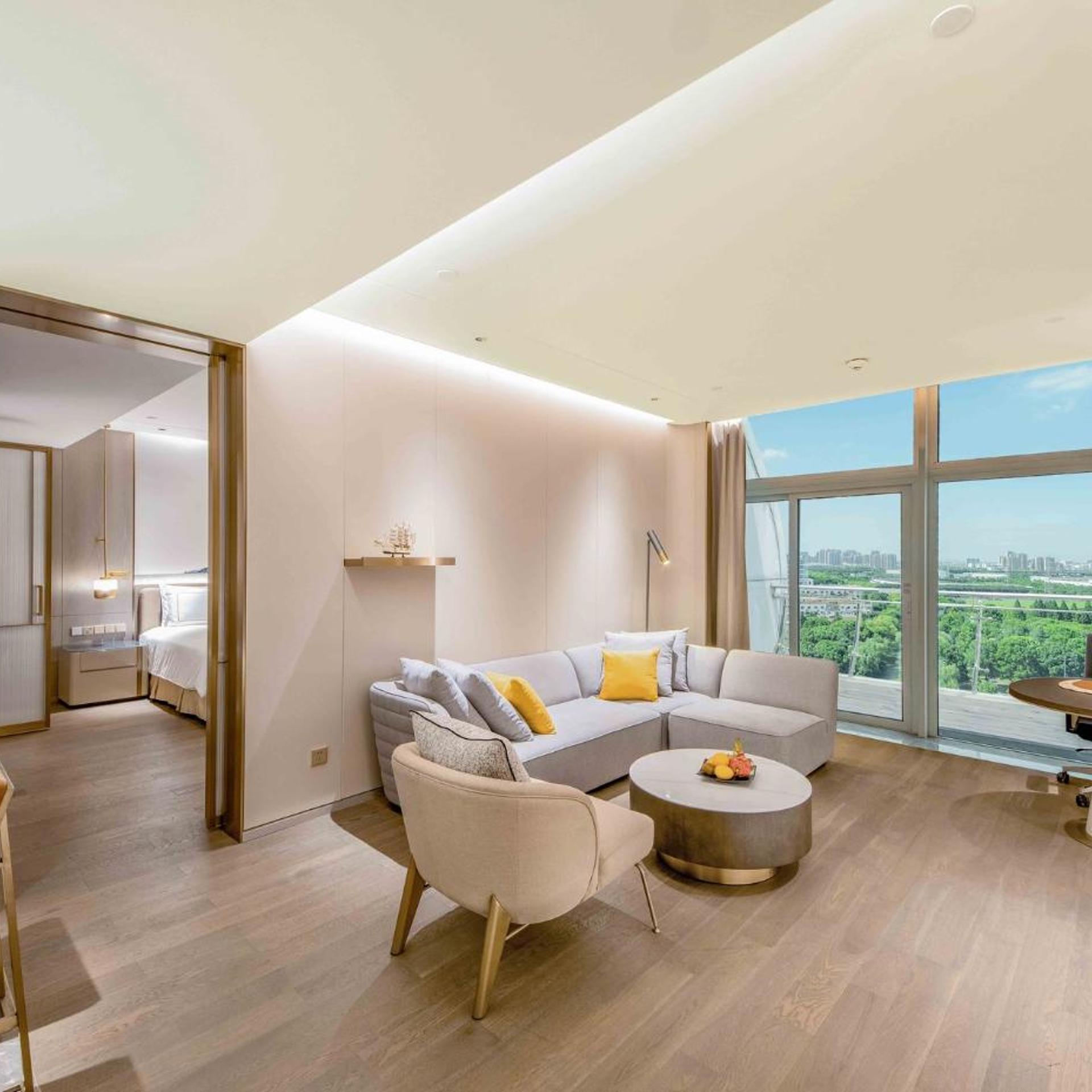 Explorer, Suite, Lounge Access