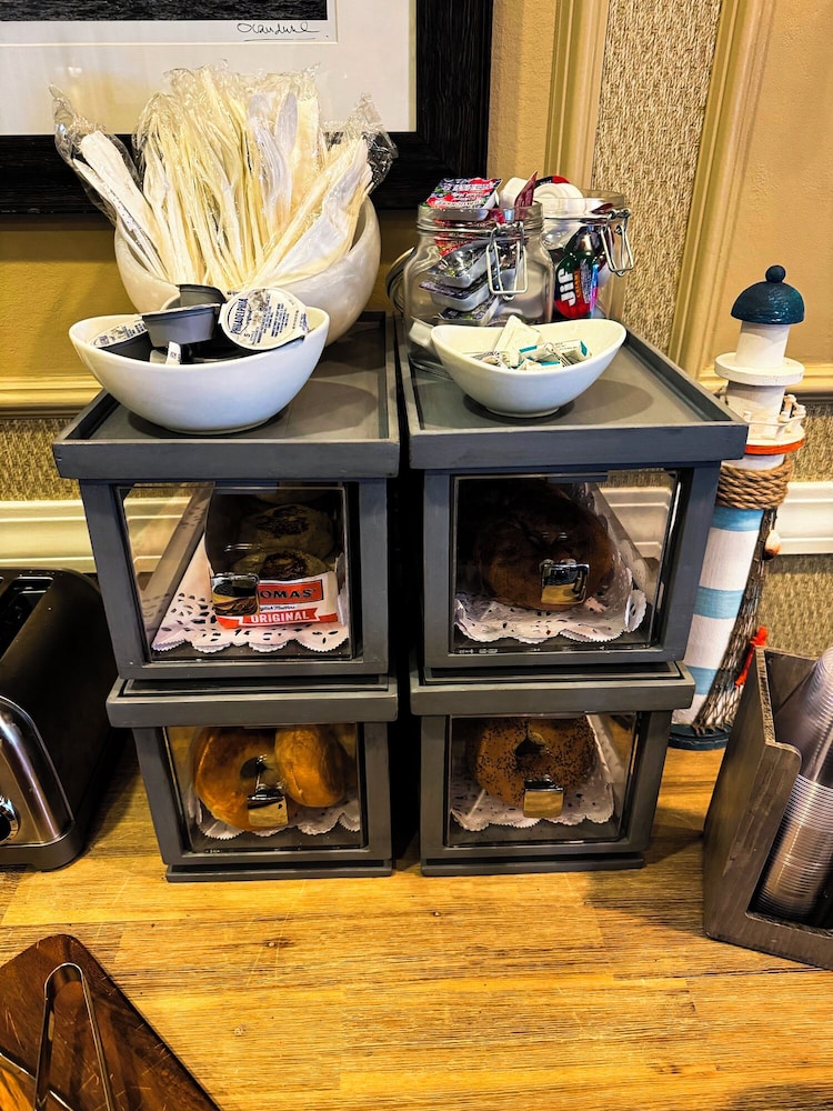 Newport Beach Hotel Suites 48/69