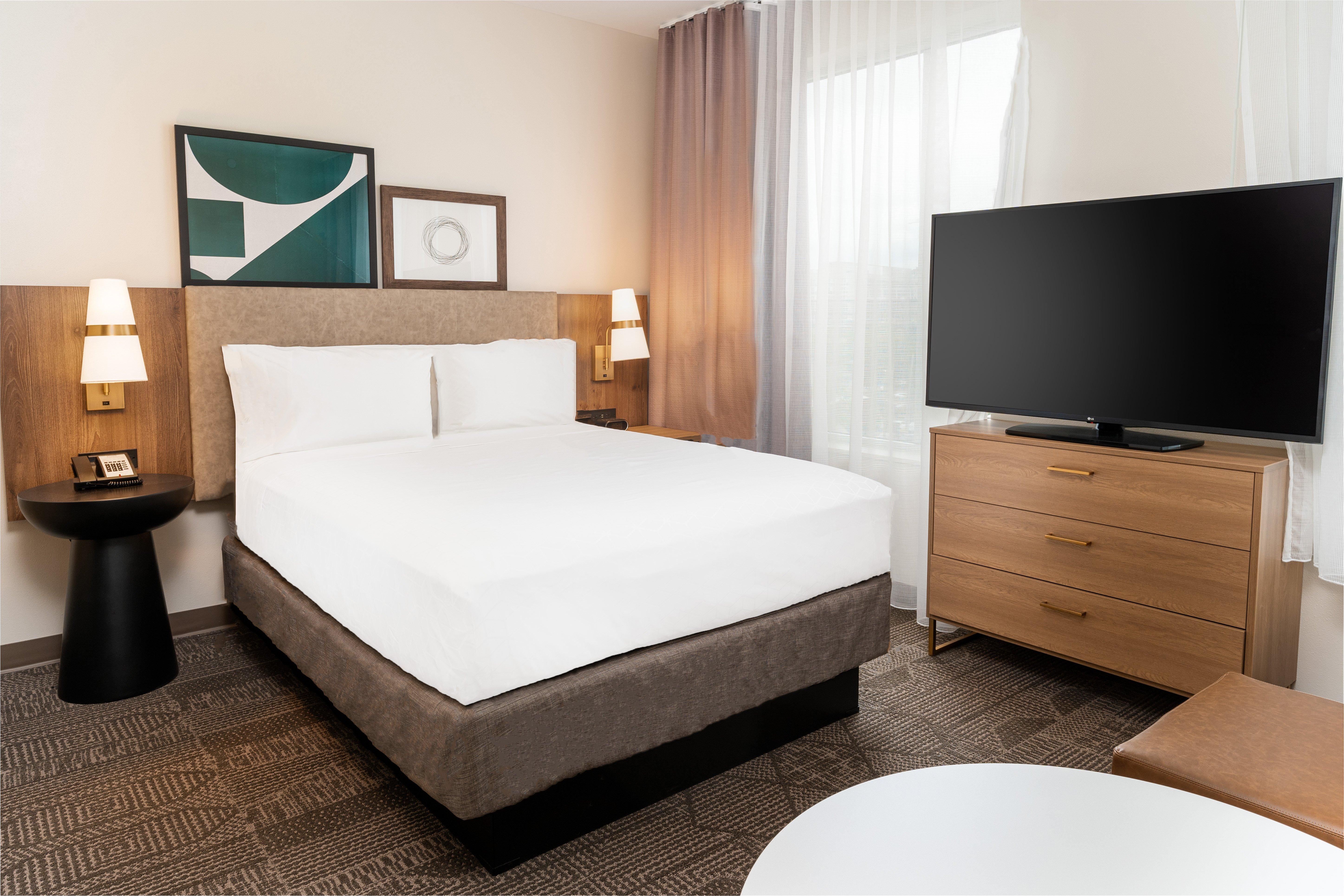 Studio, Queen Bed