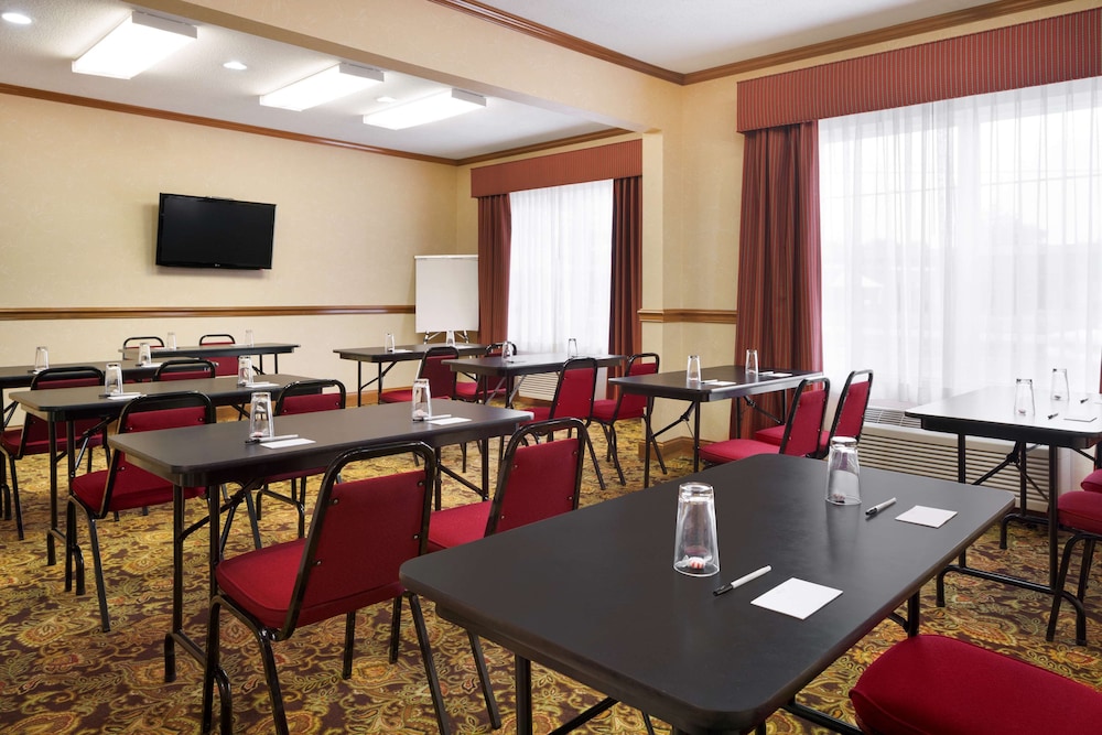 Country Inn & Suites by Radisson, Macedonia - Northfield 20/24