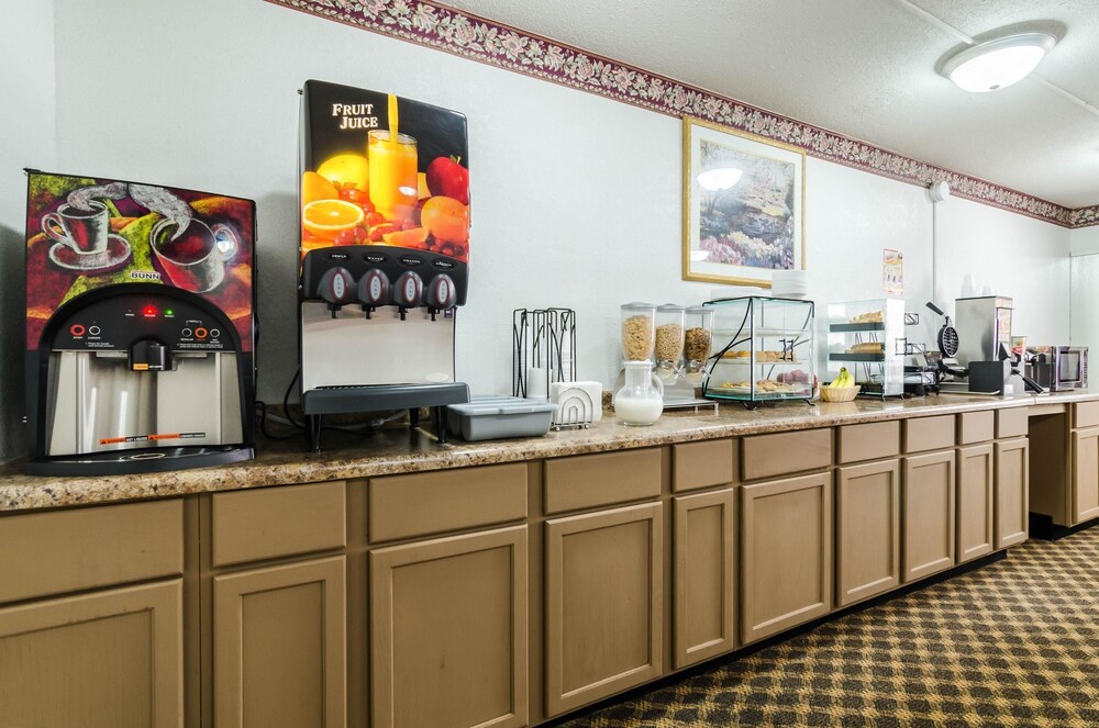 Econo Lodge Lexington, NE 34/44