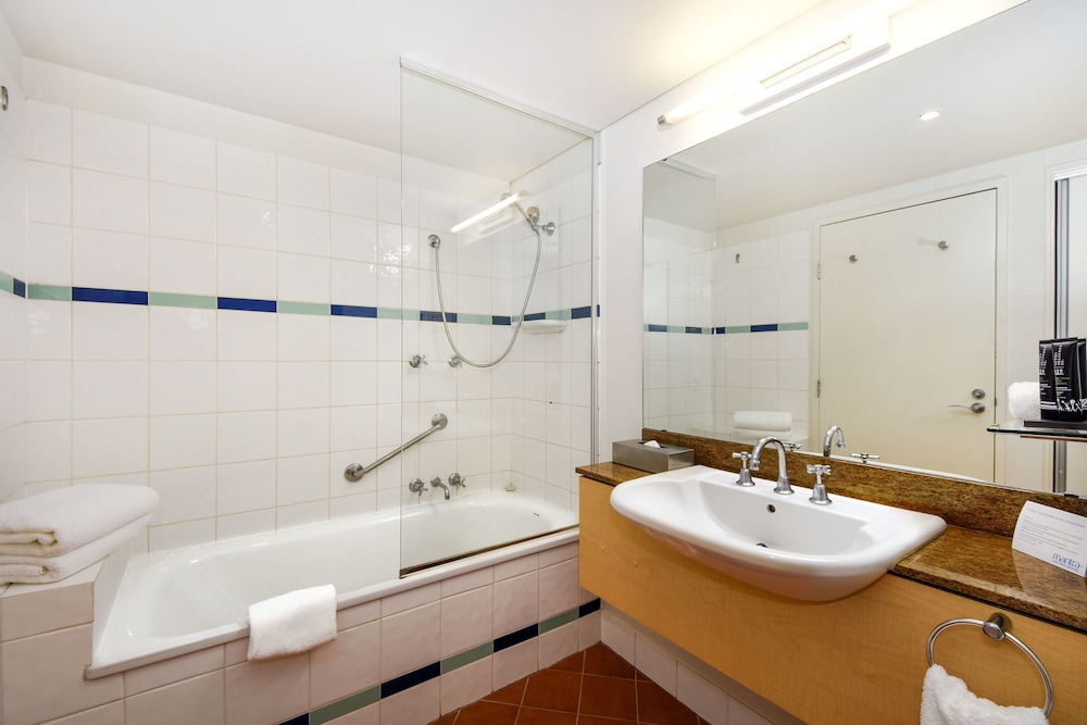 2 Bedrooms, King and Twin Beds, Harbour View, Dual Key، Mantra on the Esplanade Darwin 2/3