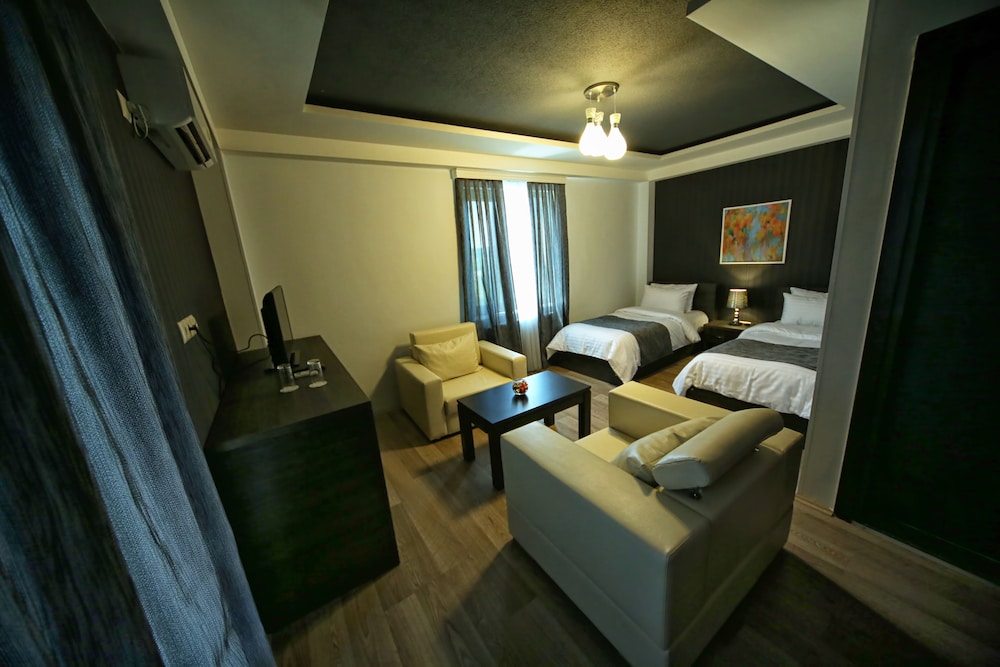 Continental Hotel 19/34