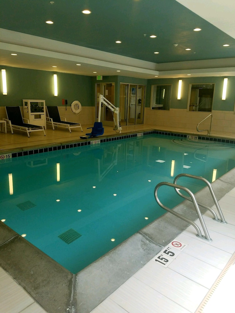 Holiday Inn Express Suites Price 2/51