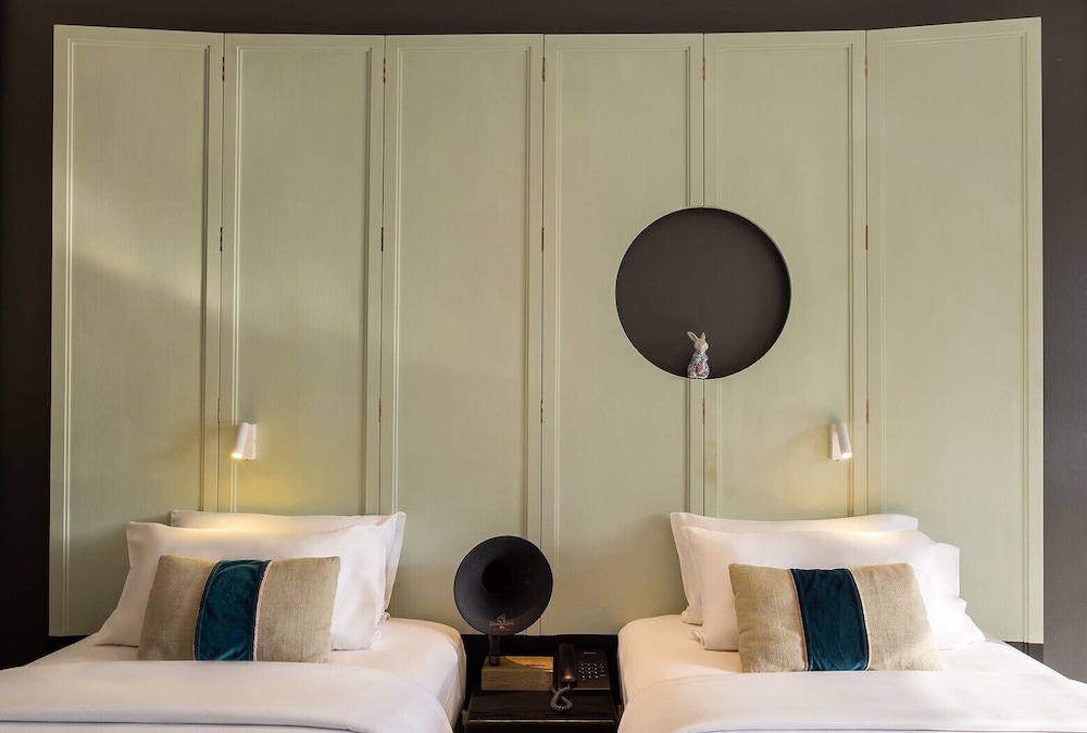 HOTEL DES ARTISTS PING SILHOUETTE 33/58