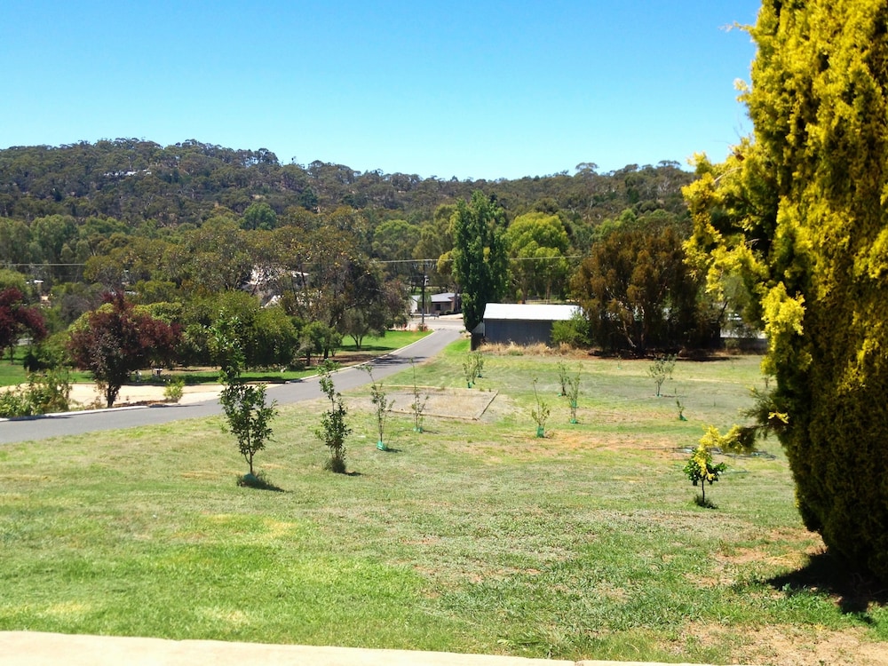 CLARE VALLEY MOTEL 61/62