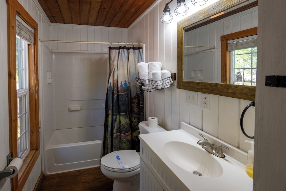 Shaver Lake Village Hotel 48/50