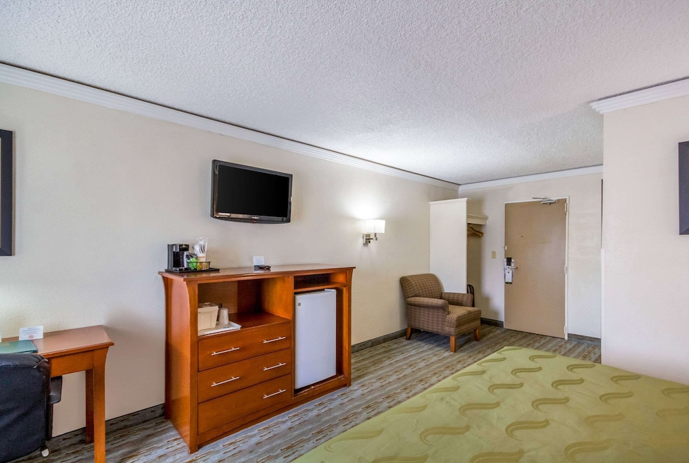 Quality Inn & Suites Kansas City - Independence I-70 East 12/34