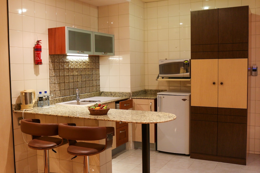 Elite Crystal Hotel 61/75
