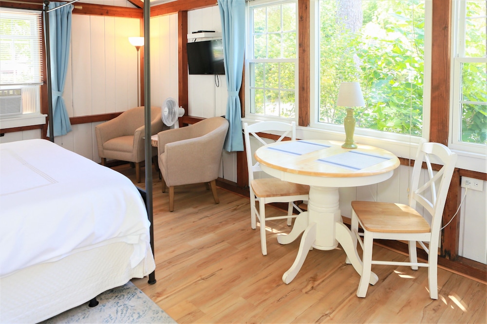 Cove Bluffs Inn 13/50