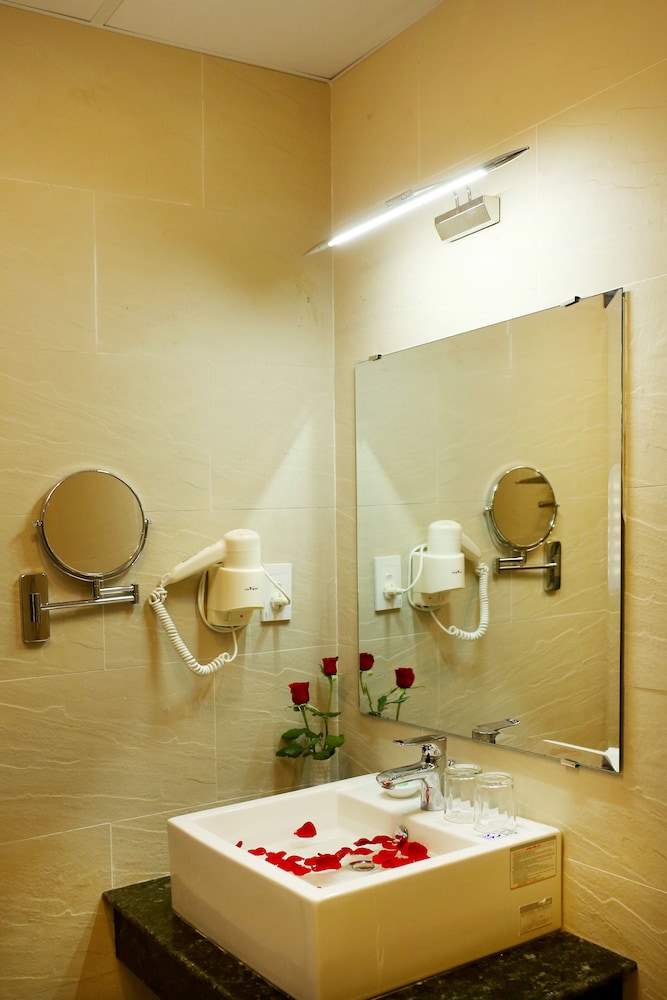 Royal Family Hotel Da Nang 50/50