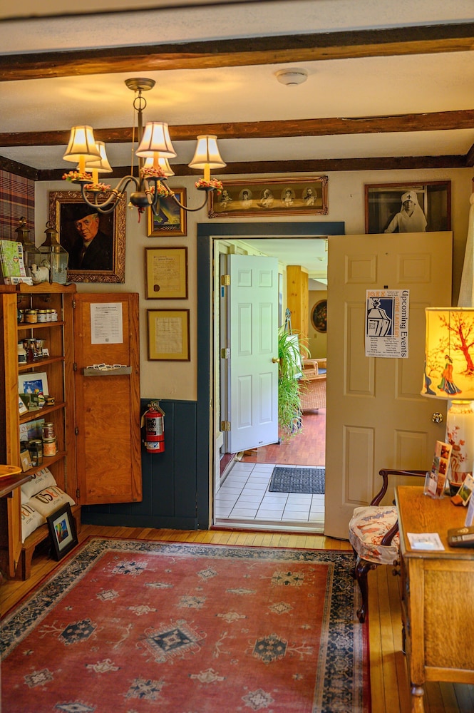 Brass Lantern Inn 9/50