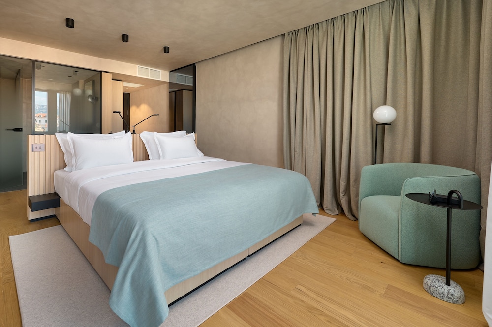 SUPERIOR, TWIN BEDS, CITY VIEW