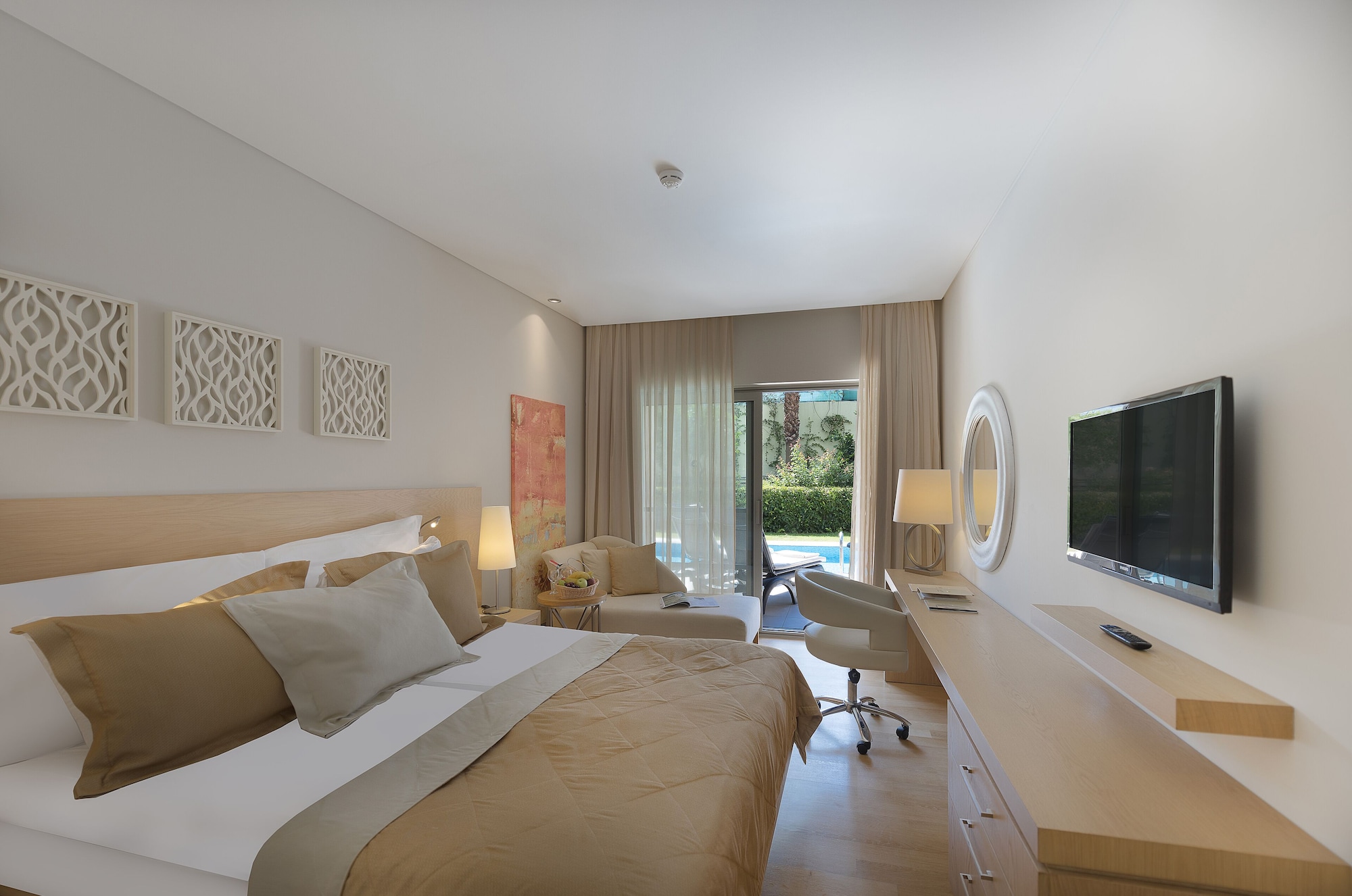 Swim Up, Queen Bed