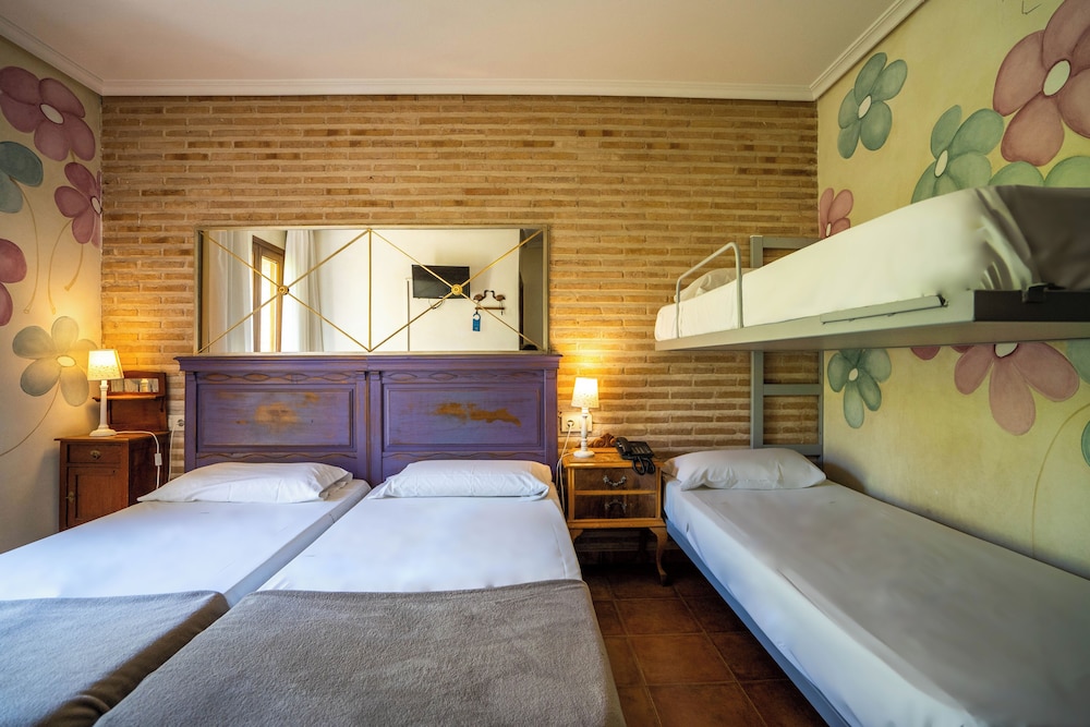 EL HOSTAL PUERTA BISAGRA. 15/60
