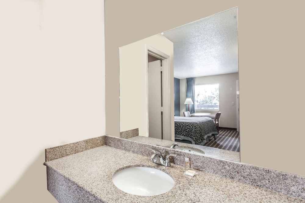 Days Inn by Wyndham Nashville North Opryland Area 16/21