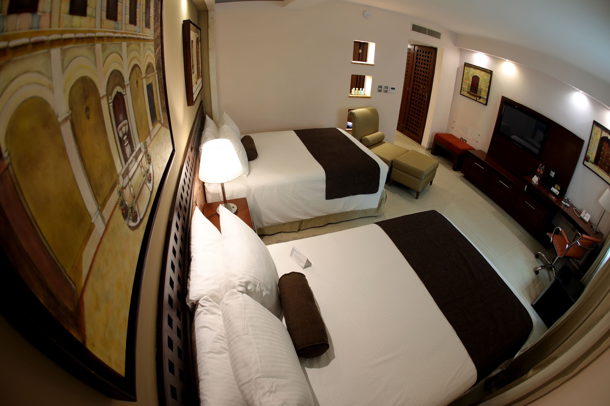 DELUXE, 2 QUEEN BEDS