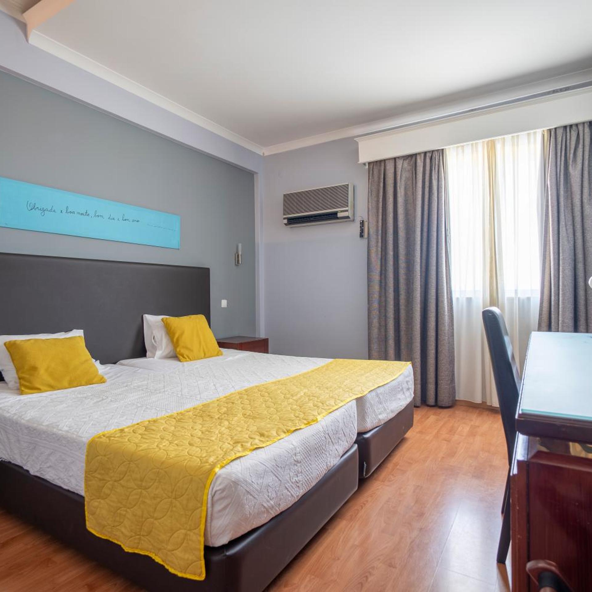 Room, Twin Beds, Hotel Onix 3/8