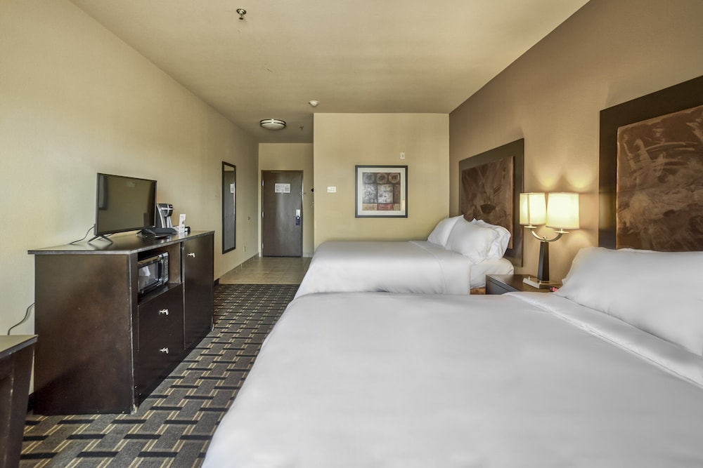 Holiday Inn Express Suites Beeville 25/76