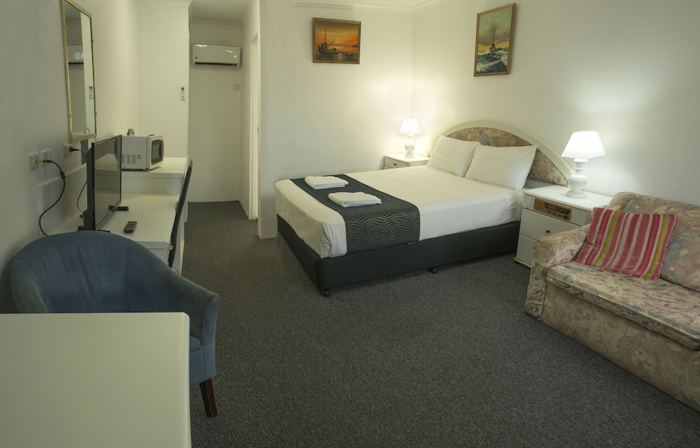 CALICO COURT MOTEL 6/15