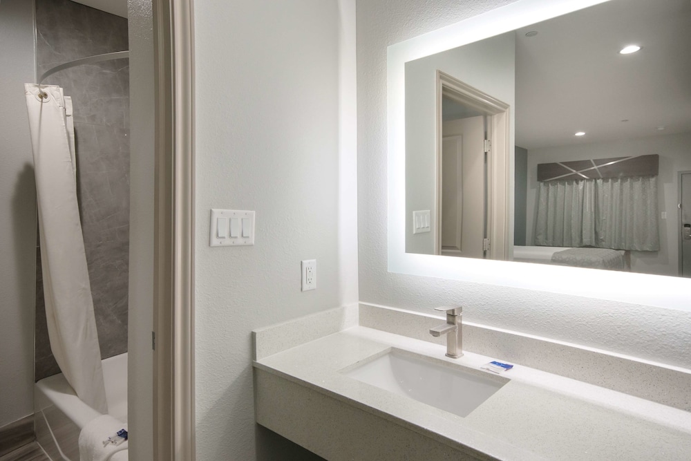 Americas Best Value Inn & Suites Northeast Houston Downtown I-610 16/28