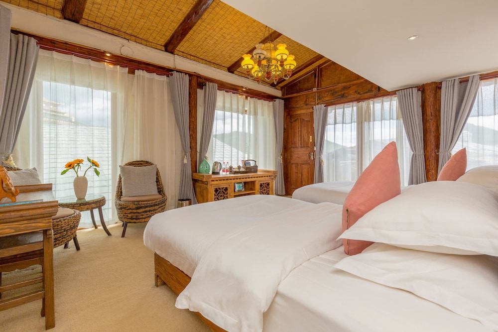 E-Outfitting Boutique Hotel Shangri-La 11/66