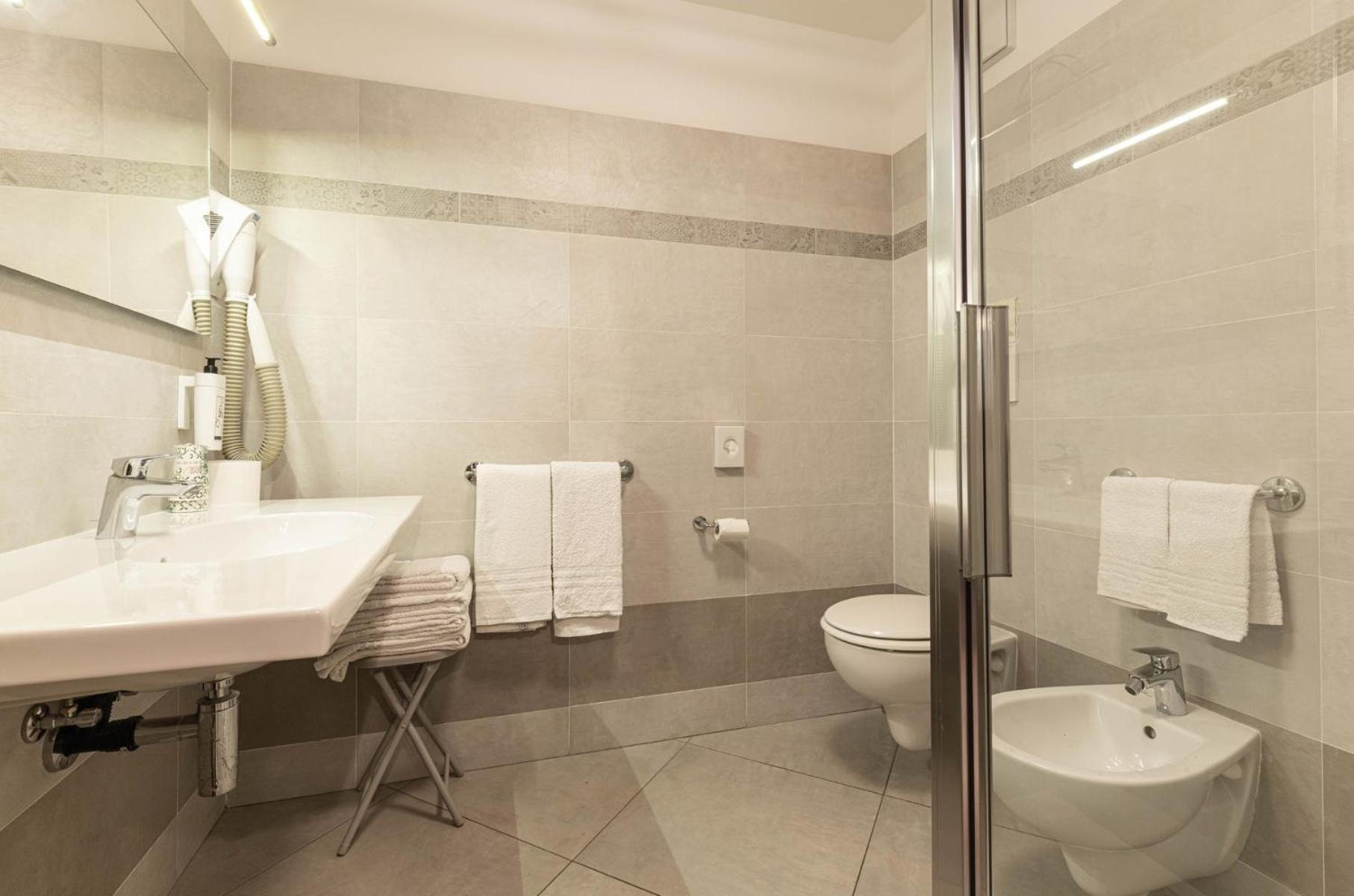FAMILY HOTEL LA PERLA 52/53