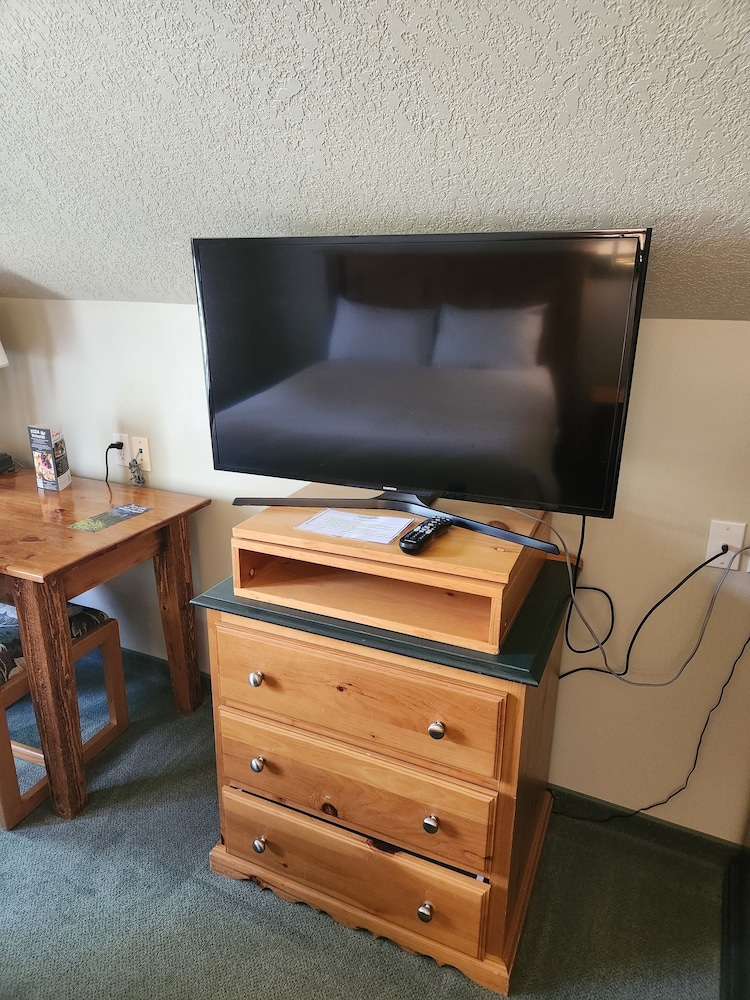 Waterton Lakes Lodge Resort 6/50