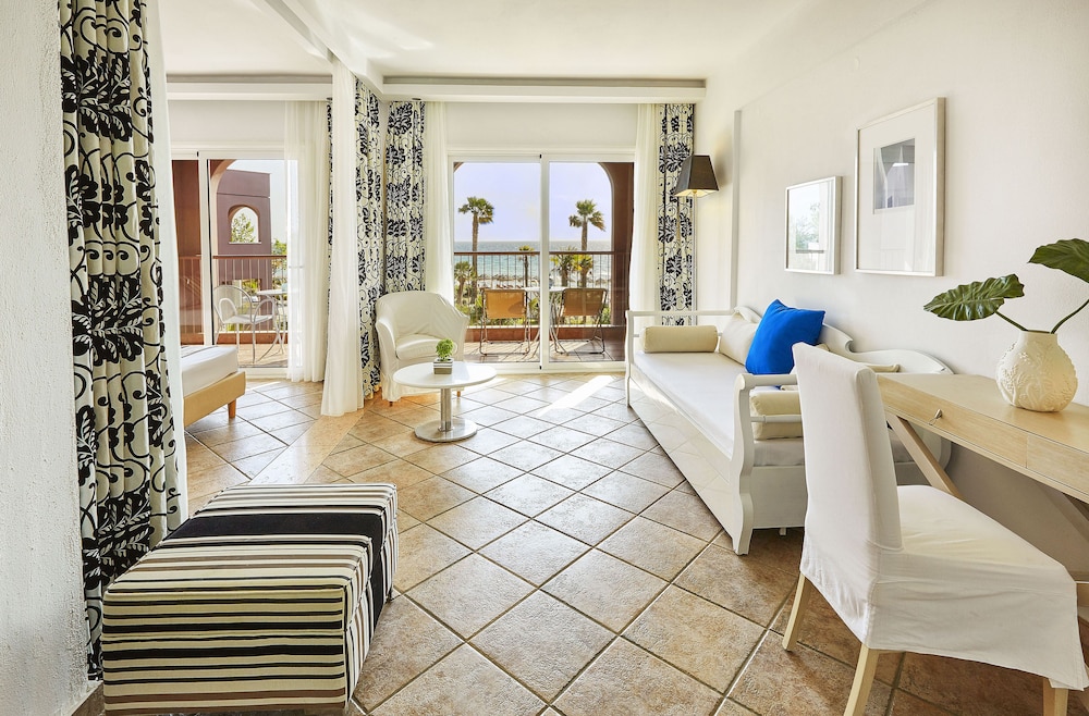 Ilio Mare Beach Hotel by GHH 34/75