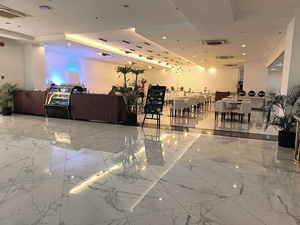 Golden Peak Hotel and Suites powered by Cocotel 9/63