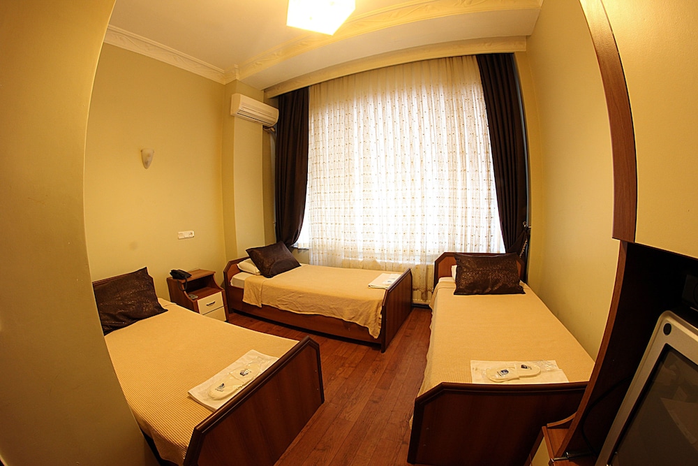 PARADISE HOTEL 17/36