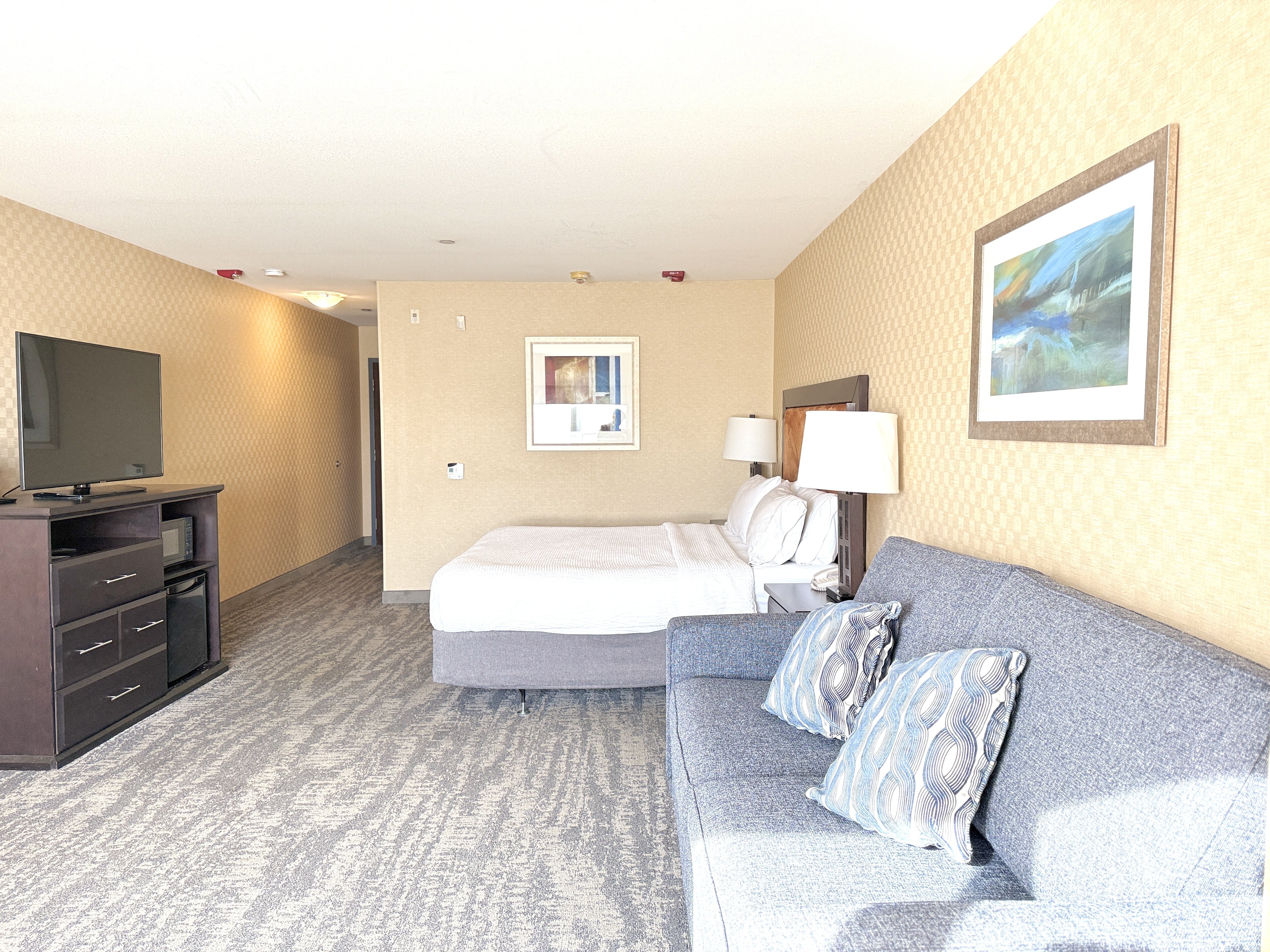 Holiday Inn Express Suites Riverport 34/76