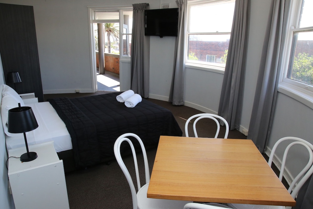 The Lakes Hotel 41/59