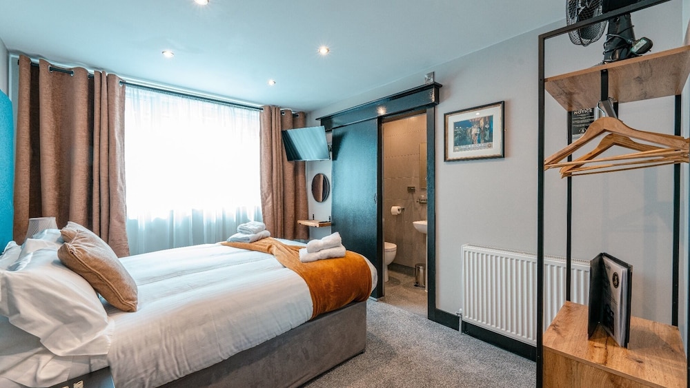 Peaky Blinders Accommodation & Bar 20/50