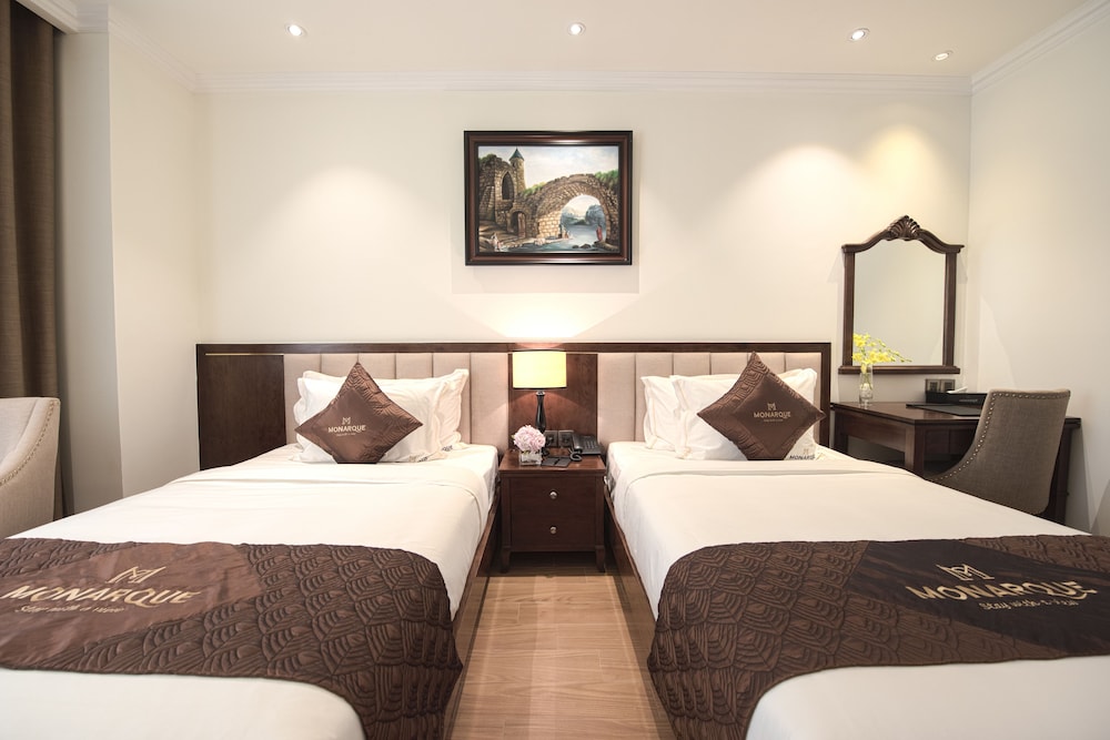 Monarque Hotel 11/50