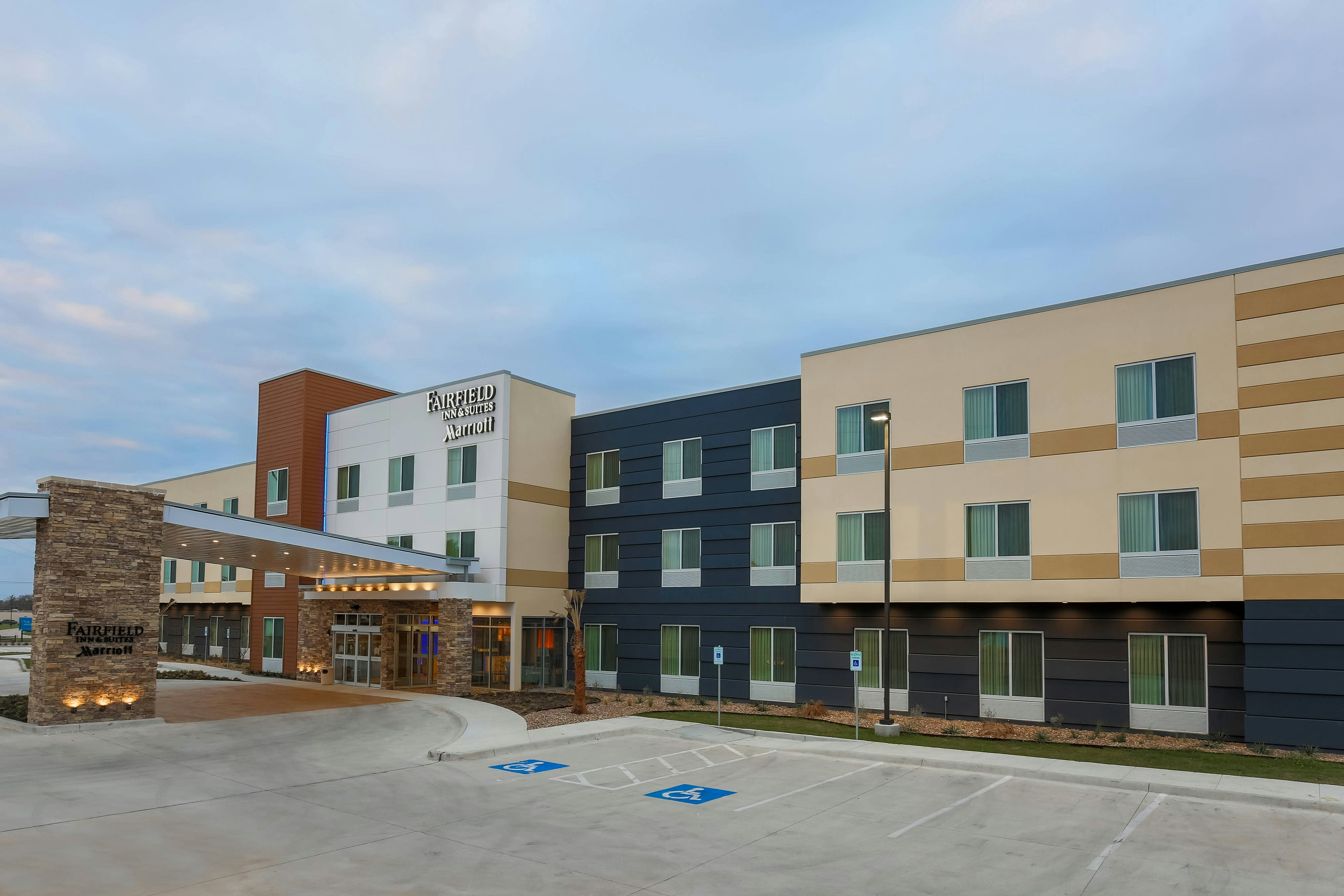Fairfield Inn Suites Cuero 48/54