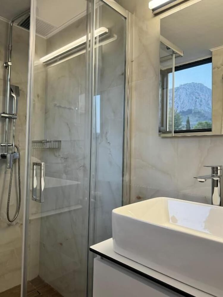 Marinos Rooms 43/50