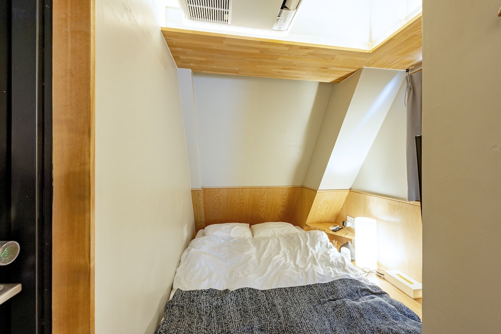 ROOM, DOUBLE BED, SHARED BATHROOM