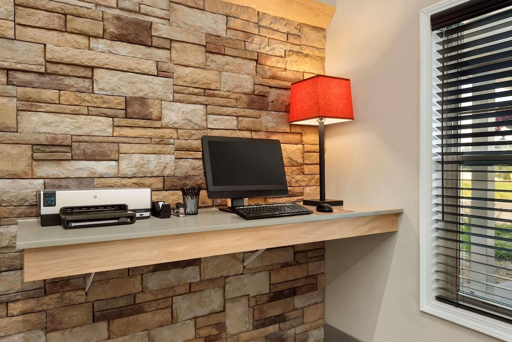 Country Inn & Suites By Radisson, Decorah, IA 40/42